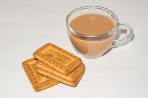 concetto di colazione mattutina. tazza di tè e biscotto su sfondo bianco. foto
