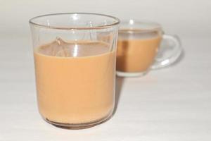 chai. tè indiano tradizionale su fondo bianco. foto