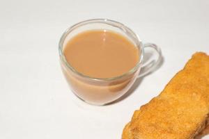 fette biscottate con una tazza di tè con sfondo bianco. foto