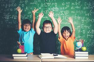 bambino che alza la mano in classe foto