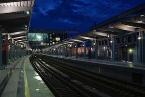 sochi, russia-maggio 21, 2014 - una nuova stazione ferroviaria nel quartiere adler di sochi di notte foto