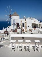 mulino a vento nel villaggio di oia sull'isola di santorini, in grecia. foto