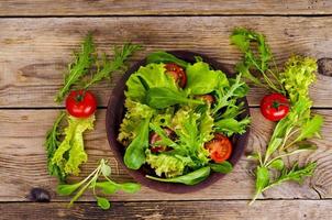 insalata fresca e succosa con pomodori, concetto di stile di vita sano, concetto di perdita di peso. foto