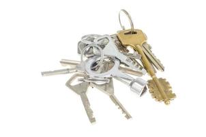 mazzi di vecchie chiavi su sfondo bianco. foto