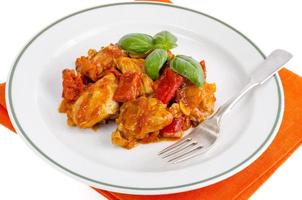 filetto di petto di pollo brasato con verdure, paprika. foto