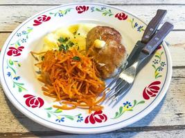 pranzo rustico su piastra a colori, fondo in legno. foto