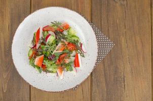 insalata di verdure fresche con bastoncini di granchio. foto