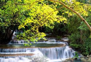 bella cascata nella foresta del parco nazionale alla cascata di huai mae khamin, kanchanaburi thailandia foto