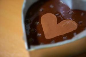 brownies con stampe a forma di cuore prima della cottura foto