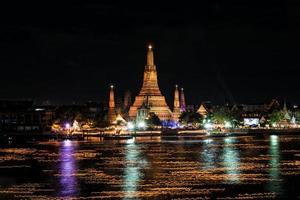 festival loy krathong nel fiume chao phraya, wat arun bangkok thailandia. foto