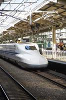 hiroshima, giappone - 10 ottobre 2016 - treno ad alta velocità shinkansen n700 alla stazione di hiroshima in giappone. I treni della serie n700 hanno una velocità massima di 300 kmh. foto