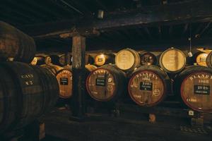 madeira, portogallo - 17 febbraio 2020 - dettaglio della conservazione del vino di blandy's del vino vintage madeira in portogallo. è un'azienda vinicola a conduzione familiare fondata da john blandy nel 1811. foto