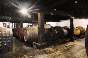 madeira, portogallo - 17 febbraio 2020 - dettaglio della conservazione del vino di blandy's del vino vintage madeira in portogallo. è un'azienda vinicola a conduzione familiare fondata da john blandy nel 1811. foto