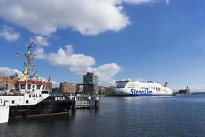 germania, kiel, 2021 - porto di kiel, le navi sono ormeggiate foto