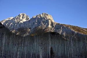 montagne rocciose in inverno canada foto