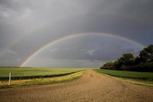 nuvole temporalesche arcobaleno saskatchewan foto