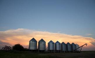 nuvole temporalesche saskatchewan tramonto foto