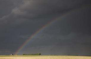 nuvole temporalesche arcobaleno saskatchewan foto