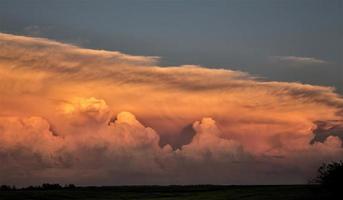 nuvole temporalesche saskatchewan tramonto foto