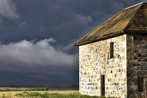 nuvole temporalesche cielo della prateria casa in pietra foto