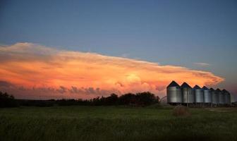 nuvole temporalesche saskatchewan tramonto foto