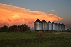 nuvole temporalesche saskatchewan tramonto foto