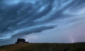 nuvole temporalesche saskatchewan fulmine foto