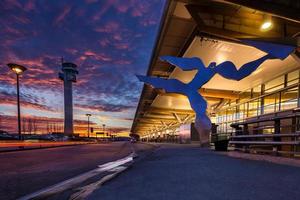 un tramonto pieno di colori all'aeroporto di Gardenoen in Norvegia foto