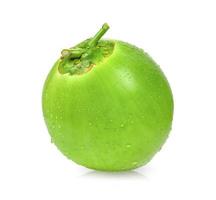 noce di cocco verde con goccia d'acqua isolata su sfondo bianco foto
