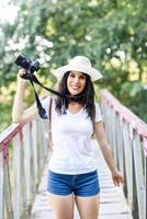 donna escursionista che scatta fotografie con una fotocamera mirrorless