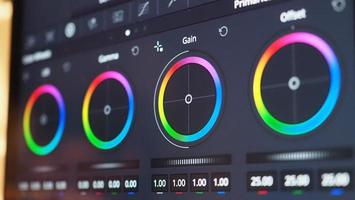 grafico di gradazione del colore o indicatore di correzione del colore RGB sul monitor foto