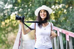 donna escursionista che scatta fotografie con una fotocamera mirrorless