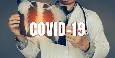 il medico stava trasportando un'immagine a raggi X e osservando l'infezione polmonare nuovo concetto di covid-19 di coronavirus in rapida diffusione. foto