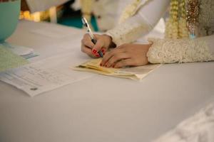 arco di nozze, matrimonio, momento del matrimonio, addobbi nuziali, fiori, sedie, cerimonia all'aperto all'aria aperta foto