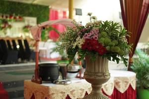 arco di nozze, matrimonio, momento del matrimonio, addobbi nuziali, fiori, sedie, cerimonia all'aperto all'aria aperta foto