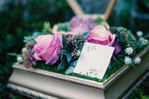 arco di nozze, matrimonio, momento del matrimonio, addobbi nuziali, fiori, sedie, cerimonia all'aperto all'aria aperta foto