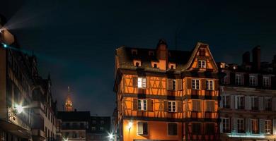 strade notturne della città vecchia di strasburgo. case a graticcio. foto