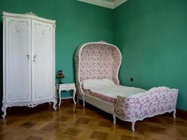 interni classici della camera dei bambini in stile italiano, letto in peluche e armadio foto