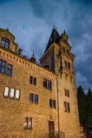 vecchio castello medievale burg rodeck sullo sfondo del cielo notturno foto