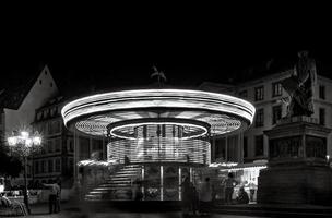 notte di Strasburgo. carosello evidenziato sulla piazza gutenberg foto