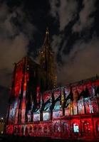 spettacolo di luci laser sulle pareti della cattedrale di Notre Dame de Strasbourg foto