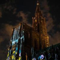 spettacolo di luci laser sulle pareti della cattedrale di Notre Dame de Strasbourg foto