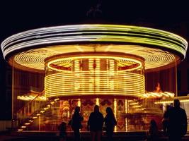 notte di Strasburgo. carosello evidenziato sulla piazza gutenberg foto