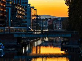 colori maestosi del cielo. tramonto a strasburgo. foto