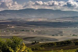 autunno in italia. colline gialle arate della toscana con ombre e linee interessanti foto