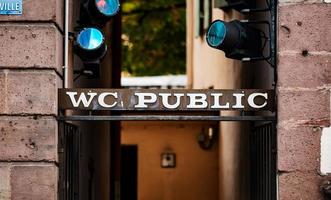 segno di un bagno pubblico nella piazza principale di ribeauville foto