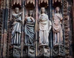 dettagli della cattedrale di Strasburgo. elementi architettonici e scultorei della facciata e della torre. foto