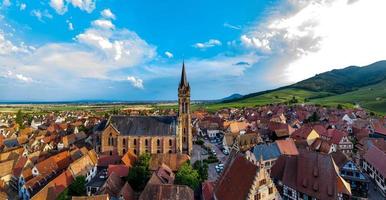 vista panoramica aerea del drone del villaggio di dambach-la-ville in alsazia. foto