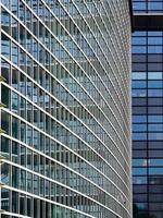 l'edificio moderno in vetro e acciaio. riflessi in una facciata di vetro. foto