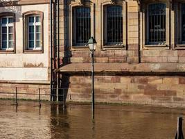 una piccola alluvione a Strasburgo. l'acqua saliva nel fiume ile dopo le piogge. foto